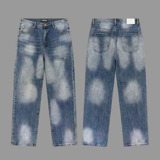 Jeans uomo con sfondi bianchi